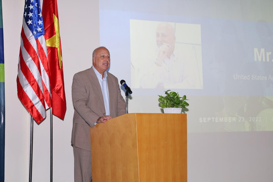 Ông Mitch Kirby, cố vấn giáo dục cấp cao, USAID phát biểu tại buổi lễ. Ông Mitch Kirby, cố vấn giáo dục cấp cao, USAID phát biểu tại buổi lễ.