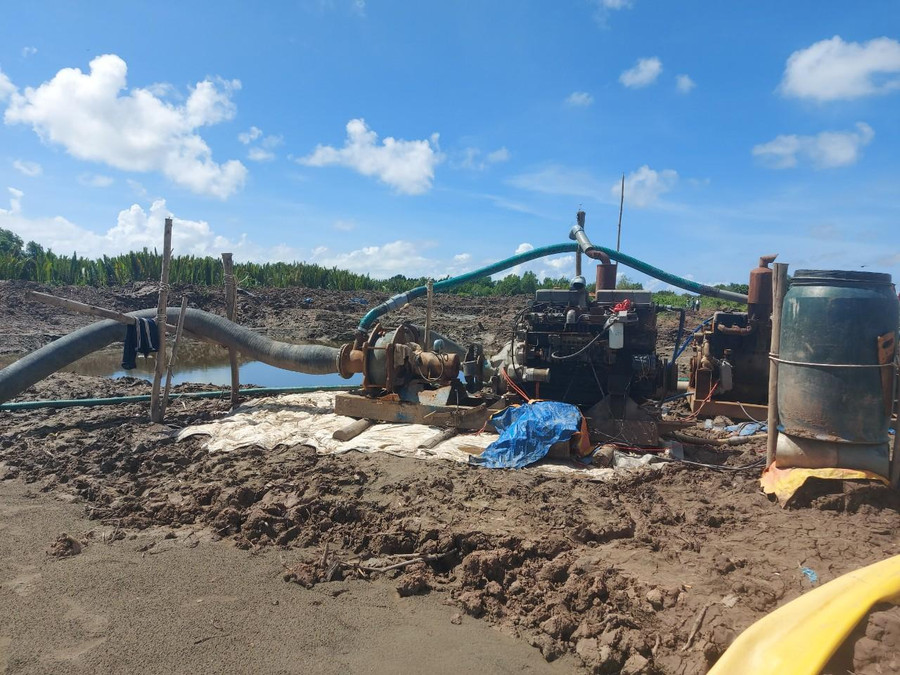 Máy móc phục vụ cho việc khai thác. Máy móc phục vụ cho việc khai thác.