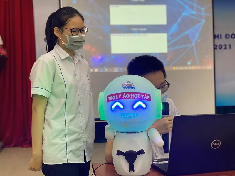 Robot trợ lý ảo học tập của nhóm học sinh Trường THPT Lê Quý Đôn và THPT chuyên Trần Phú. Ảnh: Linh An