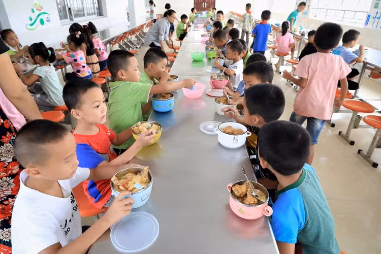 Tính tới tháng 5/2020, Trung Quốc đã chi 147,2 tỷ nhân dân tệ, cung cấp bữa trưa cho 40 triệu học sinh.