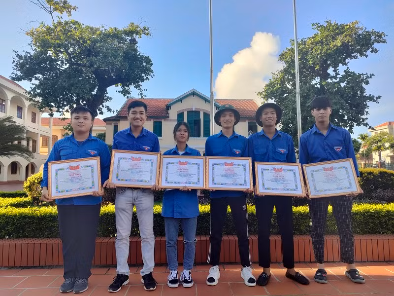 Nguyễn Văn Dũng, Lê Thị Lan và Nguyễn Anh Quốc (thứ 3 từ bên phải) cùng các đoàn viên thanh niên nhận Giấy khen của thị Đoàn.