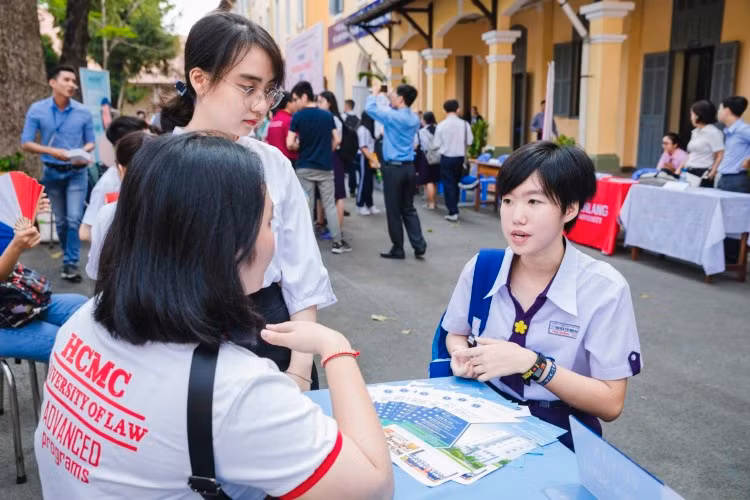 Thí sinh tham dự tư vấn tuyển sinh, hướng nghiệp của Trường ĐH Luật TP Hồ Chí Minh khi chưa có dịch. Ảnh: NVCC