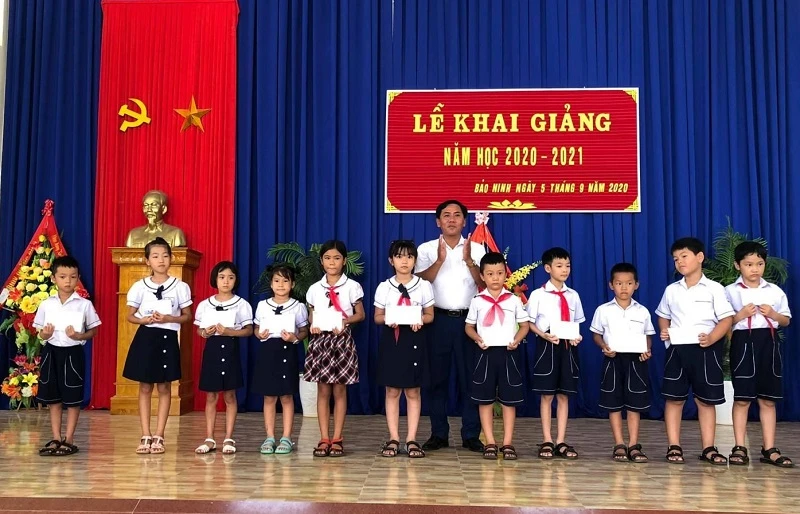 Hội Khuyến học xã Bảo Ninh phối hợp cùng các trường học trao tặng nhiều phần quà cho các em đạt thành tích cao trong học tập. Ảnh: TG