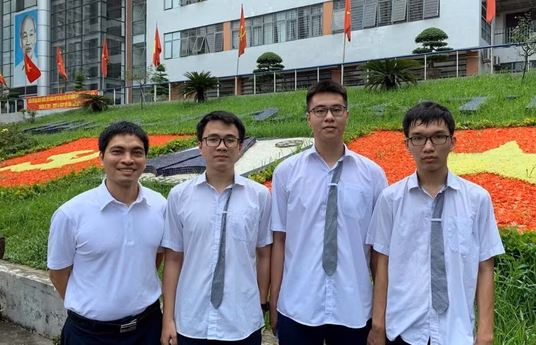 Thầy Lê Mạnh Cường và 3 học sinh Nguyễn Hoàng Nam, Trần Quang Vinh, Nguyễn Mạnh Quân (từ bên trái ảnh).