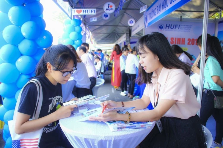 Thí sinh tham dự ngày hội tư vấn tuyển sinh hướng nghiệp năm 2021, thời điểm chưa có dịch Covid-19. Ảnh: NTCC