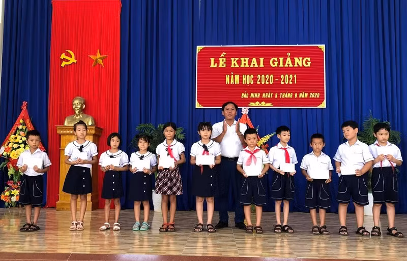 Hội Khuyến học xã Bảo Ninh phối hợp cùng các trường học trao tặng nhiều phần quà cho các em đạt thành tích cao trong học tập. Ảnh: TG