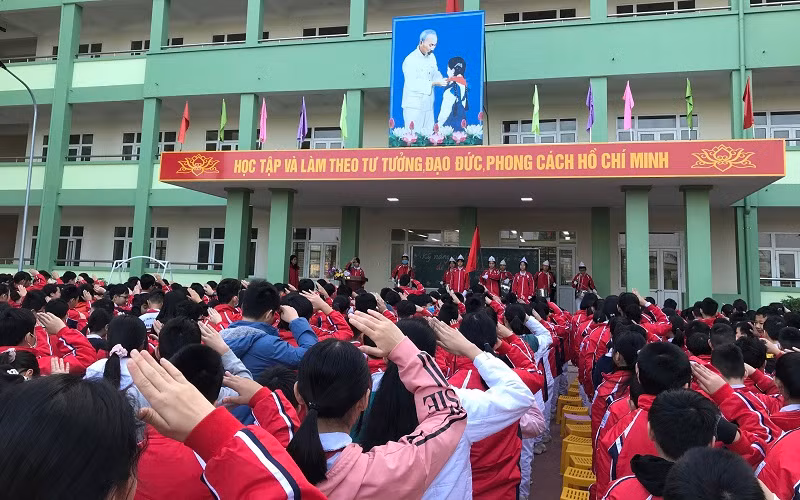 Học sinh Trường THCS Bãi Cháy trong giờ chào cờ đầu tuần.