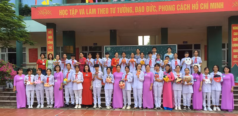 Buổi sinh hoạt nói chuyện chuyên đề của học sinh Trường THCS Bãi Cháy.