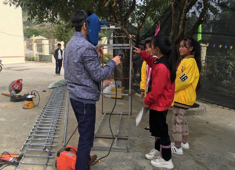 Thầy và trò ứng dụng lý thuyết nhiều môn học vào thực hành sản phẩm. Ảnh: NTCC