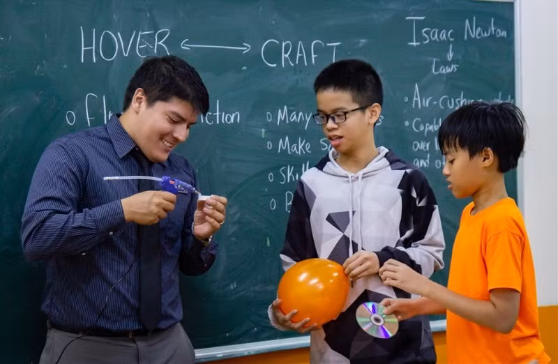 Học sinh THCS Việt Mỹ sinh hoạt câu lạc bộ Khoa học với giáo viên nước ngoài.