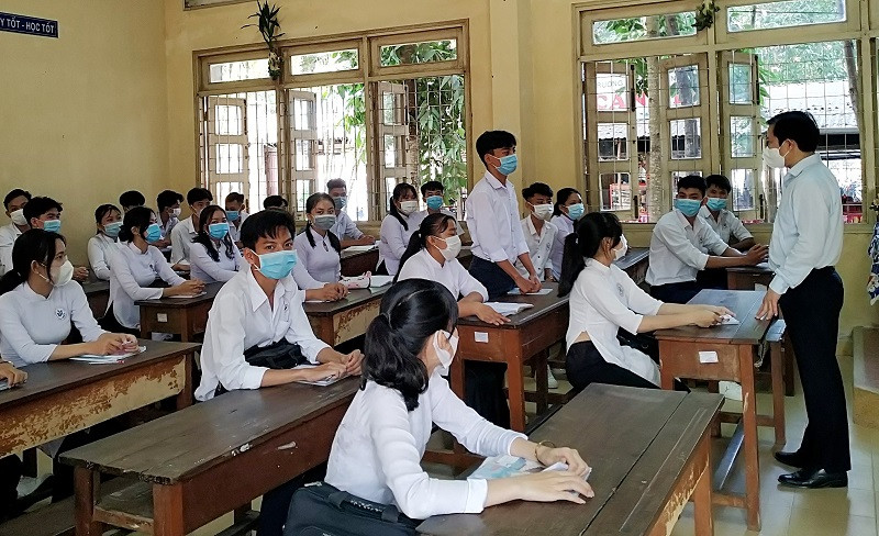 Nhiều trường THPT chủ động lên kế hoạch vừa dạy học, vừa ôn tập, vừa “vá lỗ hổng” kiến thức cho HS lớp 12. 