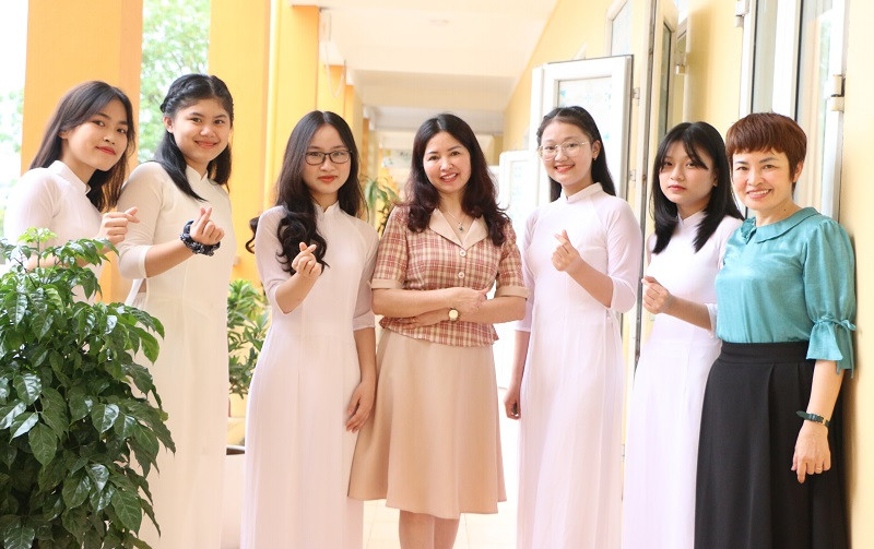 Cô Đỗ Thu Hà – Hiệu trưởng Trường THCS Yên Sở (ở giữa) cho biết, công tác ôn tập cho học sinh khối 9 đang được gấp rút triển khai. Cô Đỗ Thu Hà – Hiệu trưởng Trường THCS Yên Sở (ở giữa) cho biết, công tác ôn tập cho học sinh khối 9 đang được gấp rút triển khai.