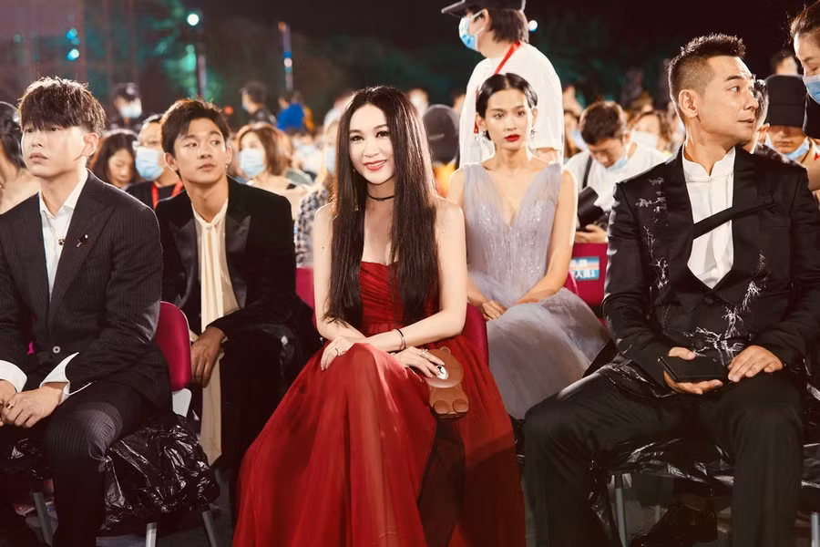 Ôn Bích Hà ngồi cùng các khách mời trong chương trình.