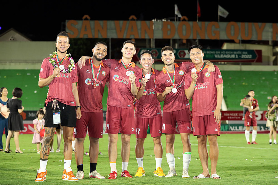 Các cầu thủ Bình Định nhận Huy chương Đồng V-League 2022. Các cầu thủ Bình Định nhận Huy chương Đồng V-League 2022.