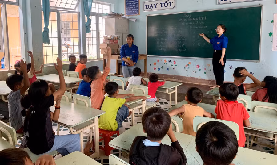 Sinh viên Phân hiệu Đại học Đà Nẵng tại Kon Tum bồi dưỡng kiến thức tiếng Anh cho học sinh vùng khó. Ảnh: Nguyễn Dung
