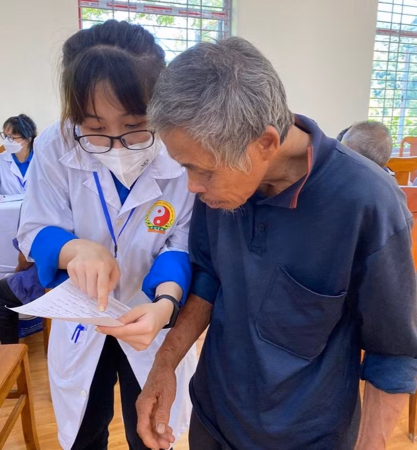 Sinh viên Học viện Y Dược học cổ truyền Việt Nam hướng dẫn người dân thăm khám trong Chương trình tình nguyện tại xã Xuân Lạc (Chợ Đồn, Bắc Kạn). Ảnh: NTCC Sinh viên Học viện Y Dược học cổ truyền Việt Nam hướng dẫn người dân thăm khám trong Chương trình tình nguyện tại xã Xuân Lạc (Chợ Đồn, Bắc Kạn). Ảnh: NTCC