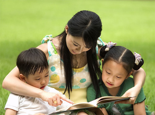 Cha mẹ nên trở thành người bạn của con. Ảnh minh họa.