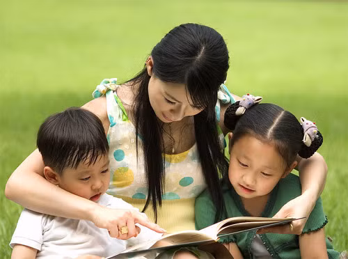 Cha mẹ nên trở thành người bạn của con. Ảnh minh họa. Cha mẹ nên trở thành người bạn của con. Ảnh minh họa.