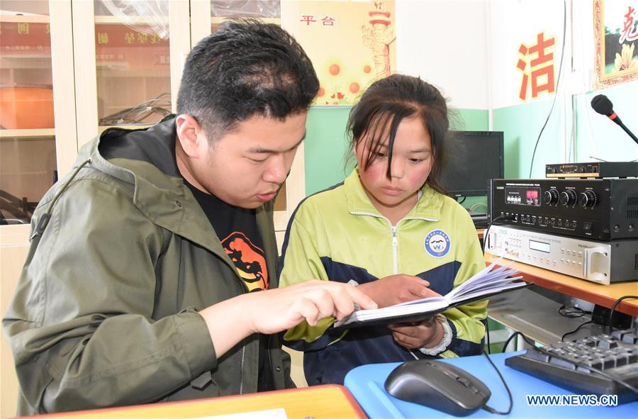 Sinh viên Trường ĐH Phúc Đán tình nguyện giảng dạy tại Trường Trung học Waming, Khu tự trị Hồi Ninh Hạ, Trung Quốc. Sinh viên Trường ĐH Phúc Đán tình nguyện giảng dạy tại Trường Trung học Waming, Khu tự trị Hồi Ninh Hạ, Trung Quốc.