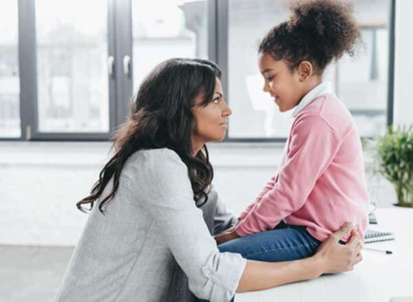 Cha mẹ cần khiến trẻ thoải mái để có thể chia sẻ.