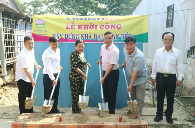 Chính quyền địa phương thực hiện nghi thức khởi công xây dựng 5 căn nhà 'Đại đoàn kết' cho hộ nghèo.