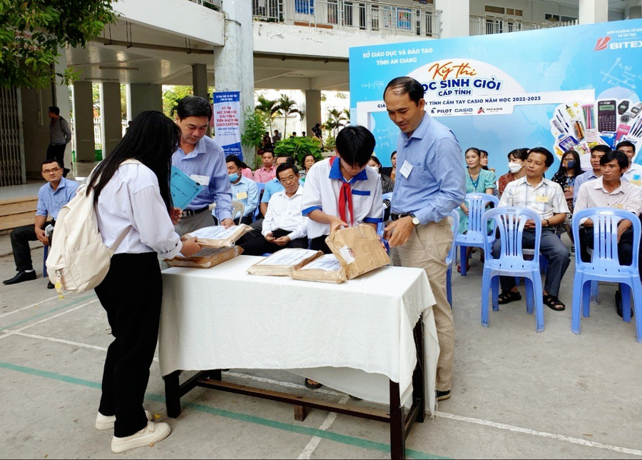 Đại diện thí sinh kiểm tra phong bì đề thi đảm bảo còn nguyên vẹn.