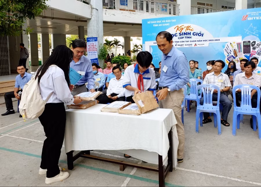 Đại diện thí sinh kiểm tra phong bì đề thi đảm bảo còn nguyên vẹn.