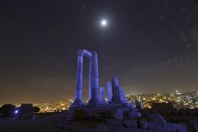 Ánh sáng xanh và ánh trăng chiếu trên ngôi đền Hercules ở Amman, Jordan, hôm 24/10. Đây là nơi nhà chức trách Jordan tổ chức lễ kỷ niệm 70 năm thành lập Liên Hợp Quốc. Sóng Tiền Đường quật ngã du khách lọt top ảnh tuần