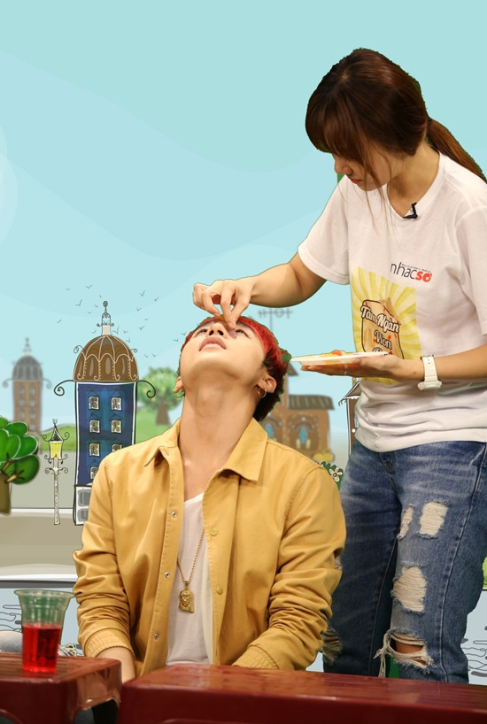 Anh chàng còn bị "bà chủ quán" hành hạ bằng những trò có 1-0-2. hari-won-noi-mau-ghen-doi-son-tung-m-tp-hon-5