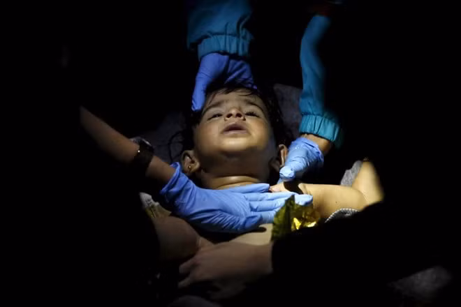 Các bác sĩ tình nguyện cố gắng cấp cứu một bé trai tị nạn sau khi thuyền chở em và hơn 200 người khác đắm trên biển Aegean ngăn cách Thổ Nhĩ Kỳ và Hy Lạp hôm 28/10. Cảnh sát biển Hy Lạp tìm thấy 3 thi thể và cứu sống 242 người trong vụ việc. Con số thiệt hại chính xác chưa được thống kê vì người ta không biết có bao nhiêu người trên thuyền lúc nó lật. Sóng Tiền Đường quật ngã du khách lọt top ảnh tuần