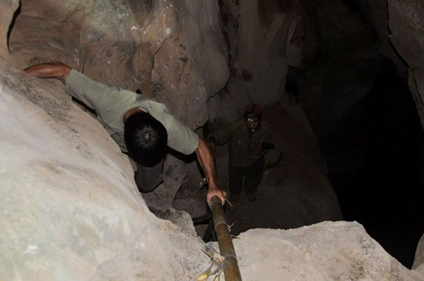 Đường vào hang ma Ba Tổng rất hiểm trở. Mô tả ảnh.