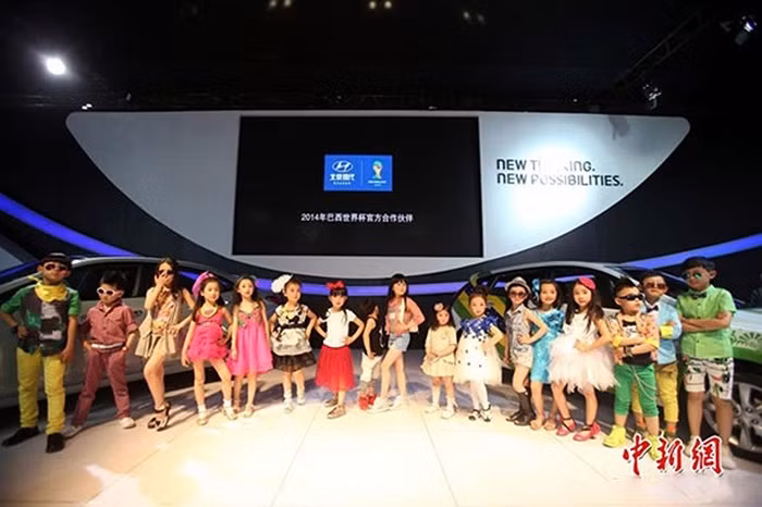 Sự thái quá đáng phẫn nộ khi để trẻ em làm mẫu xe hơi