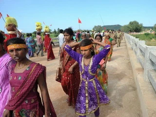 Nhiều tín đồ Hindu đang băng qua một cây cầu ở bang Madhya Pradesh trong đợt hành hương hồi tháng 10/2013. Ảnh: AFP