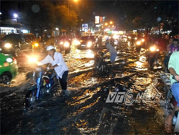 Sài Gòn chìm trong biển nước, kẹt xe nghiêm trọng