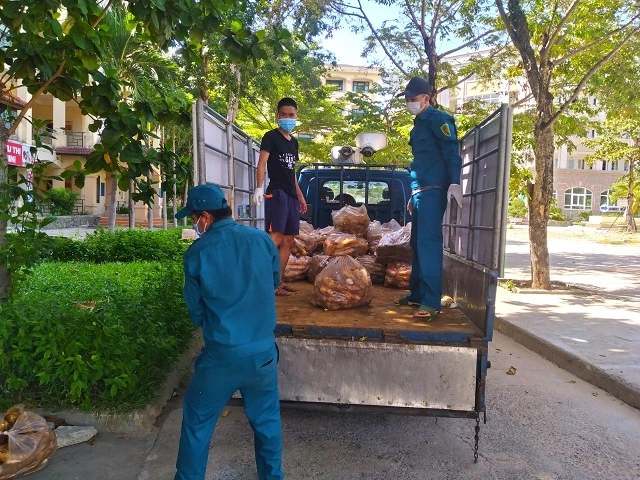 UBND phường Mỹ An đưa thực phẩm thiết yếu đến hỗ trợ cho sinh viên tại KTX Trường ĐH Kinh tế, ĐH Đà Nẵng 