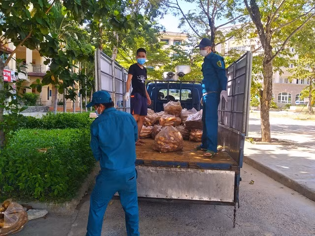 UBND phường Mỹ An đưa thực phẩm thiết yếu đến hỗ trợ cho sinh viên tại KTX Trường ĐH Kinh tế, ĐH Đà Nẵng 