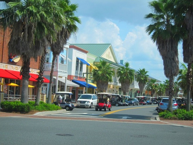 “Công viên Disney cho người về hưu”, Florida, Mỹ: Ngôi làng nằm ở bang Florida này là cộng đồng hưu trí lớn nhất thế giới, với số lượng lên tới hơn 100.000 người. Không ai dưới 19 tuổi được phép định cư ở đây, trẻ em chỉ được tới khoảng 30 ngày mỗi năm. Tuy nhiên, cuộc sống ở đây không bình yên như nhiều người tưởng, thường xuyên có các tin tức như say rượu lái xe golf, “vui vẻ” nơi công cộng, sử dụng ma túy bất hợp pháp và đánh nhau trong quán bar.