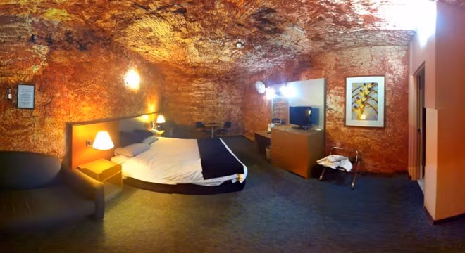 Coober Pedy, Australia: Đi vào hoạt động từ năm 1915, Coober Pedy là mỏ đá mắt mèo lớn nhất thế giới. Cả thị trấn Coober Pedy nằm dưới lòng đất, gồm các ngôi nhà, quán bar, nhà thờ, cửa hàng, thậm chí cả một phòng tranh. Do ban ngày nhiệt độ trên mặt đất lên tới 50 độ C, các thợ mỏ đã đào sâu vào khu đồi đất sét và lòng đất để có nơi trú chân. Nhà của họ không thiếu các tiện nghi hiện đại, có đủ nhà bếp, tủ đồ và tivi.