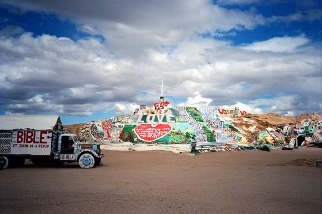 Thành phố Slab, California, Mỹ: Nằm sâu trong vùng hoang vu của California là những gì còn lại của một doanh trại cũ, sau này nơi đây đã phát triển thành khu đỗ nhà xe di động. Thành phố Slab không có nước máy, đường ống và xung quanh là những khối bê tông còn lại của doanh trại. Có khoảng 100 người sống tại đây quanh năm, vào mùa đông con số này lên tới 3.000 người. Họ tới trên những chiếc nhà xe di động và ở lại vài tháng, nhiều người do thiếu tiền, nhiều người do muốn có không gian yên tĩnh. Không có luật lệ, cộng đồng này duy trì sự tôn trọng lẫn nhau và tự hào coi đây là “nơi tự do cuối cùng trên nước Mỹ”.