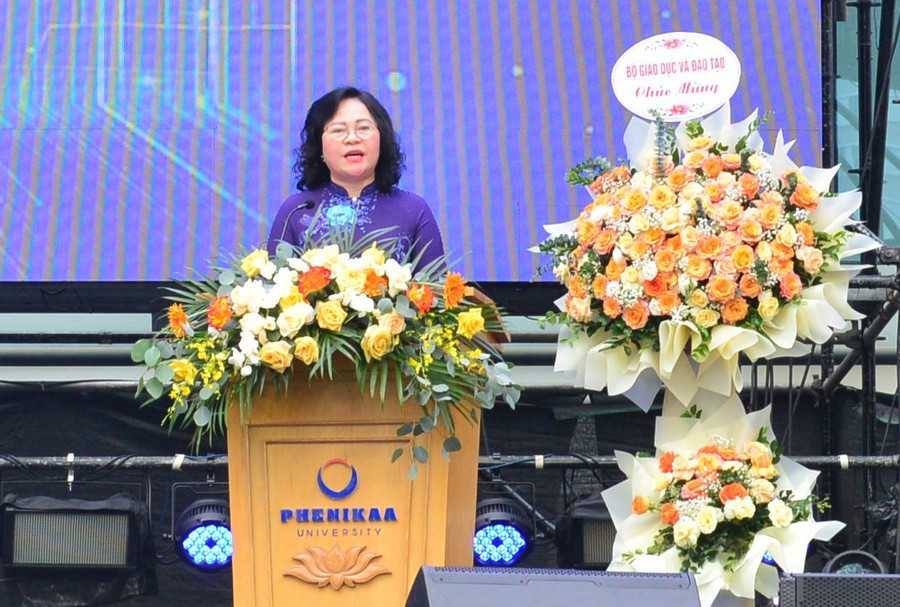 Thứ trưởng Bộ GD&amp;ĐT Ngô Thị Minh phát biểu tại lễ khai giảng.