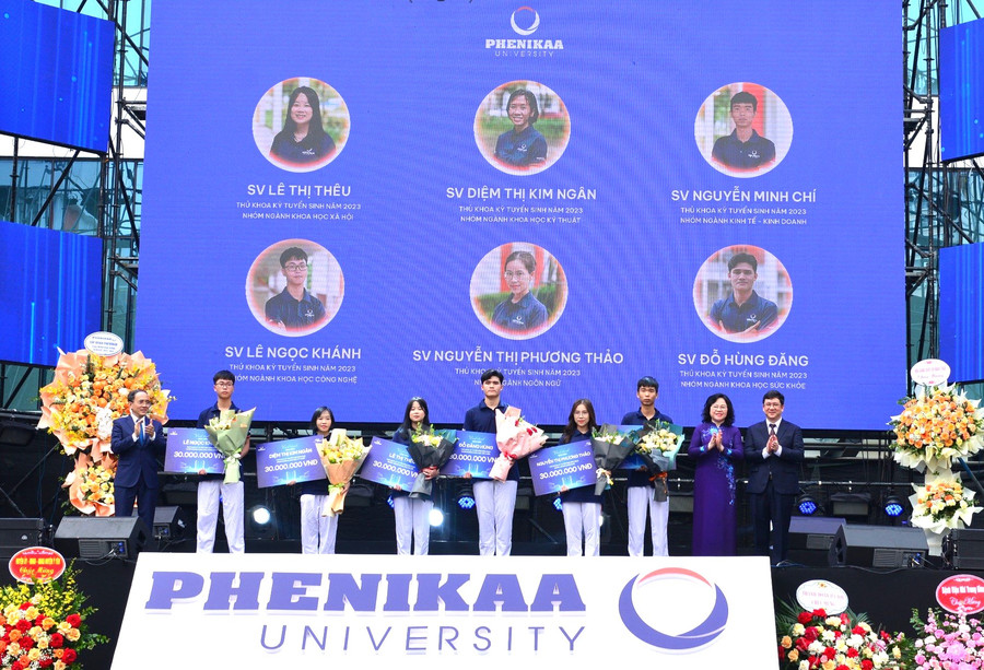 Thứ trưởng Bộ GD&amp;ĐT Ngô Thị Minh và lãnh đạo Trường ĐH Phenikaa tặng thưởng những thủ khoa kỳ thi tuyển sinh 2023.