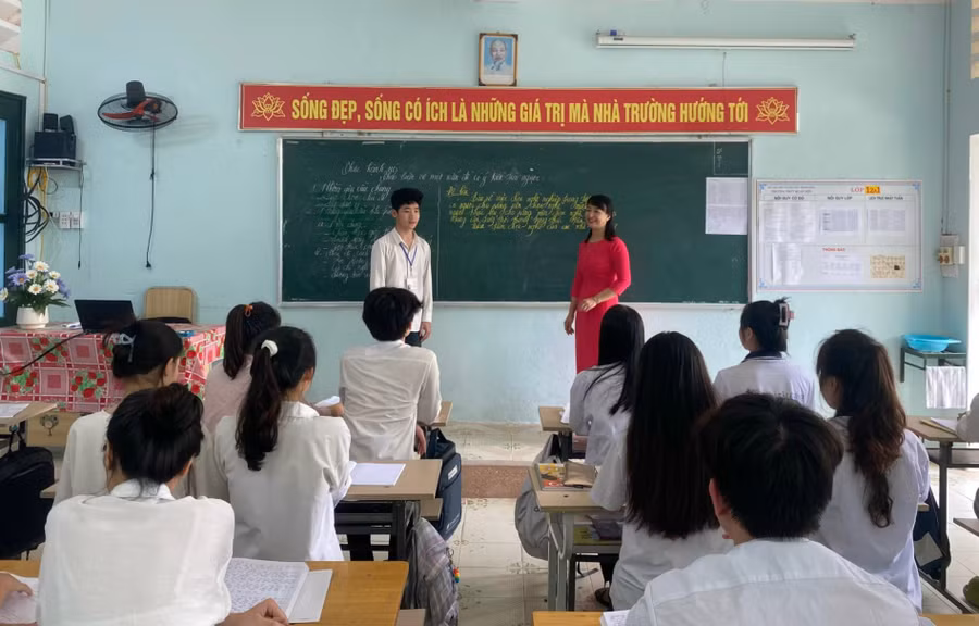Cô trò Trường THPT Quan Sơn (Thanh Hóa) trong giờ học.