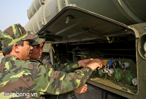 Trắc thủ nhanh chóng triển khai cọc đất bệ phóng