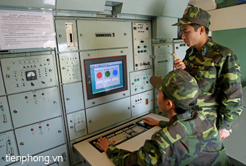 Kíp chiến đấu của phân đội ra-đa trong tư thế sẵn sàng chiến đấu