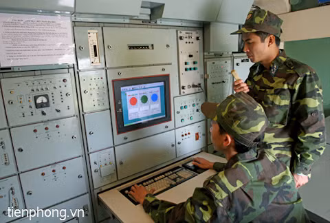 Kíp chiến đấu của phân đội ra-đa trong tư thế sẵn sàng chiến đấu