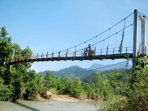 Chính phủ ứng vốn xây dựng cầu treo dân sinh