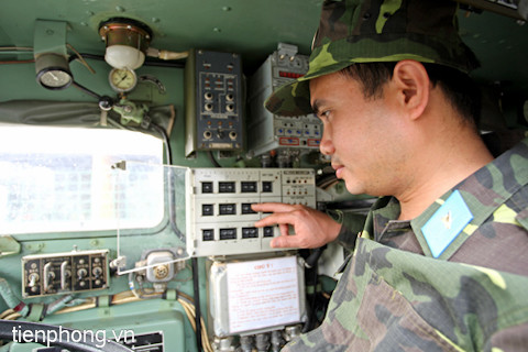 Lái xe kiêm luôn trắc thủ bệ phóng làm công tác chuẩn bị chiến đấu