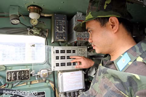 Lái xe kiêm luôn trắc thủ bệ phóng làm công tác chuẩn bị chiến đấu