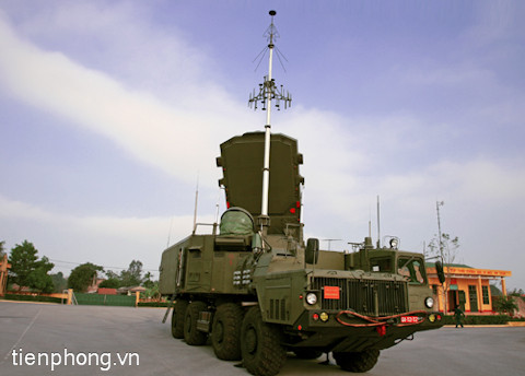 Đài ra-đa chiếu xạ và điều khiển ở trạng thái chiến đấu