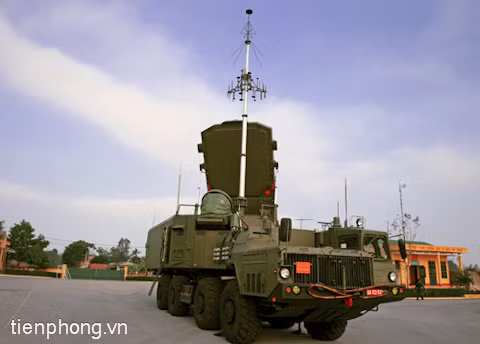 Đài ra-đa chiếu xạ và điều khiển ở trạng thái chiến đấu